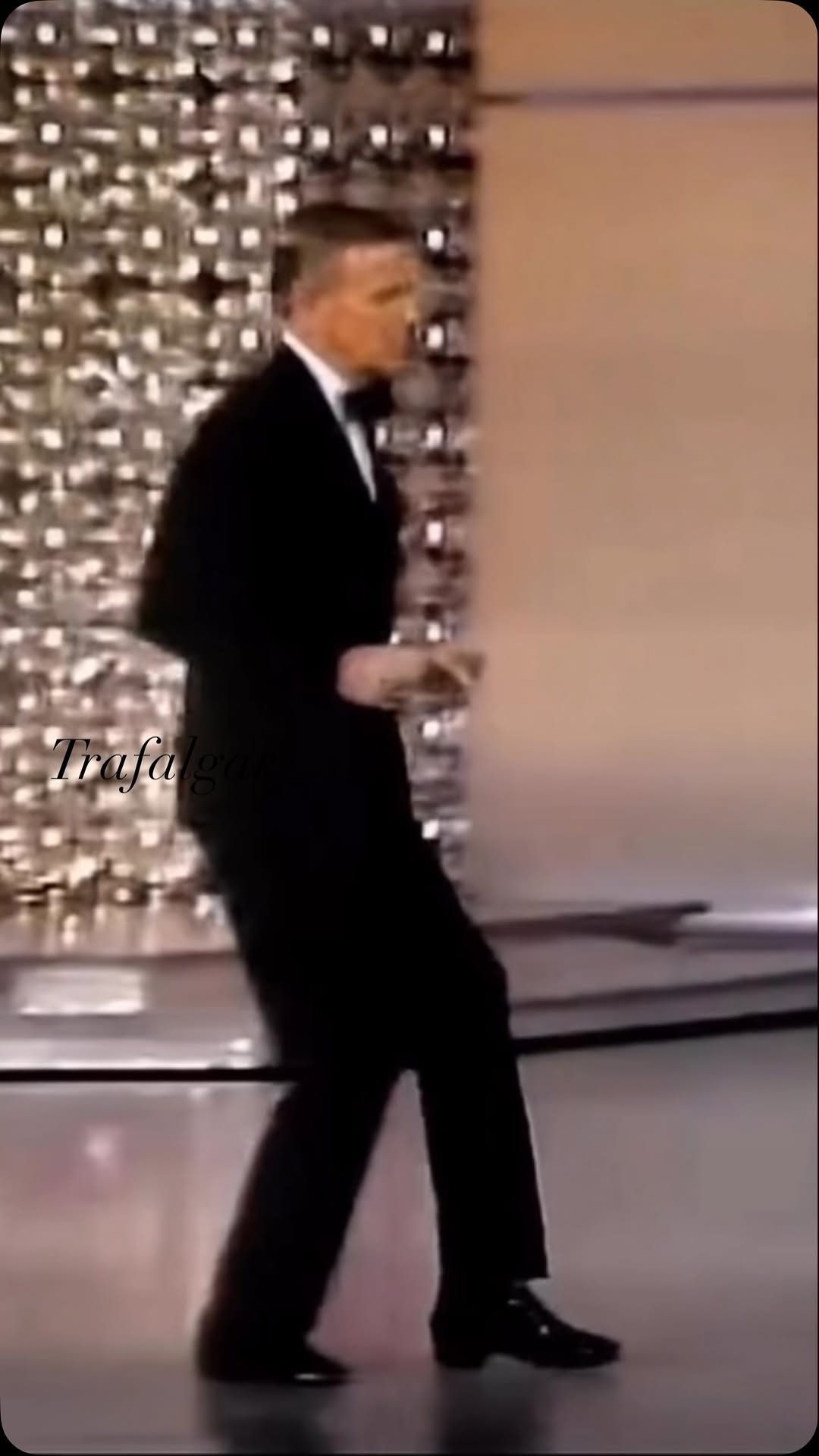 Es viernes, es agosto, aquí va un buen cocktail. Fred Astaire bailando Bruno Borlone. Les esperamos.