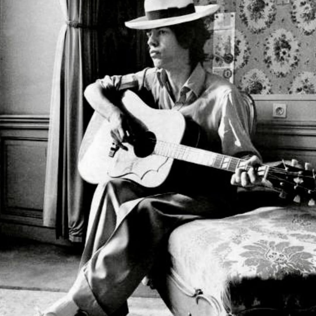 En Trafalgar solo ponemos música con sombrero. Saquen sus sombreros a la calle. Les esperamos