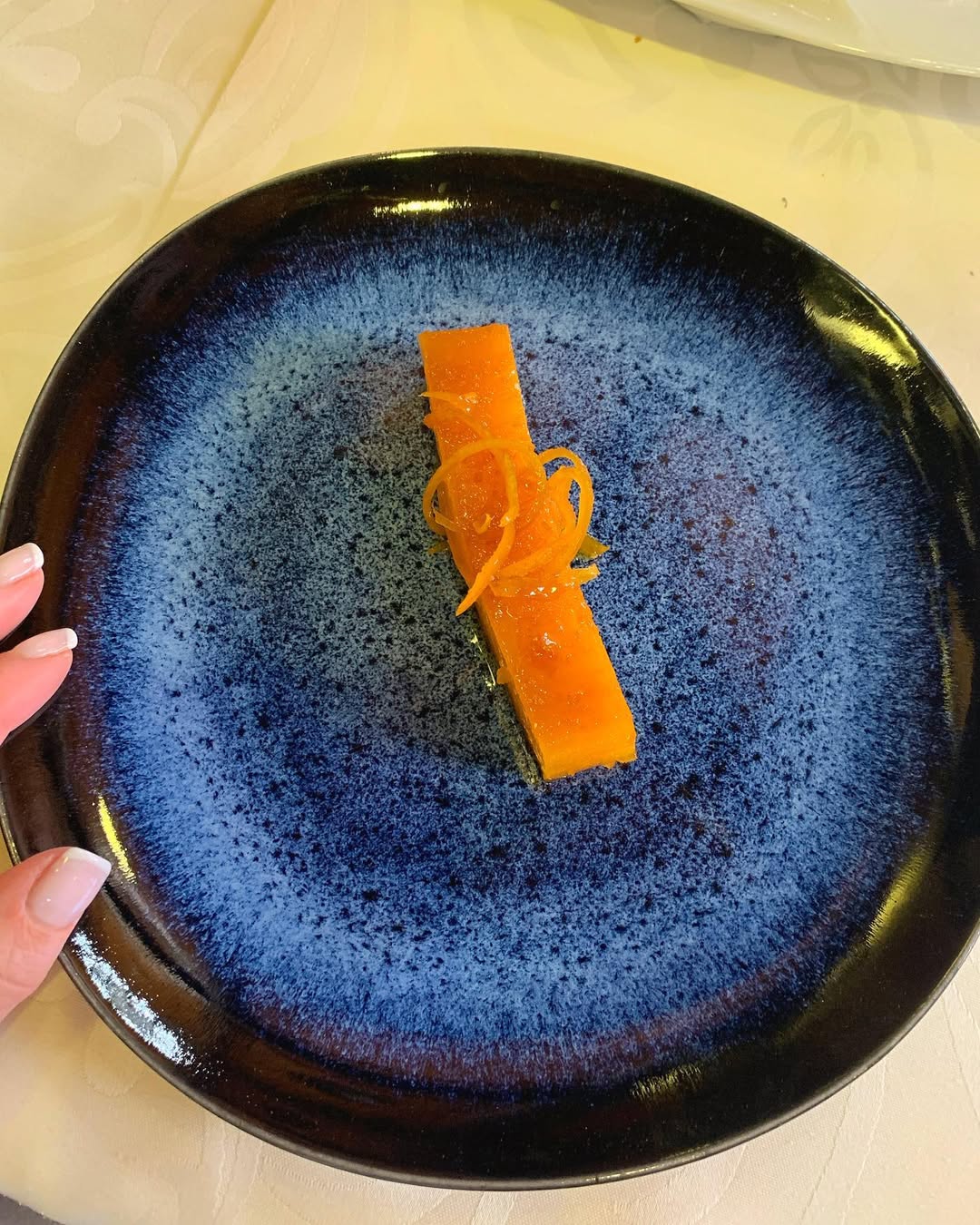 Algo dulce. Algo de otoño. Un cítrico como la naranja 🍊🍊🍊 sienta de maravilla.
#Halloween
#TartaDeNaranja
#RestauranteT