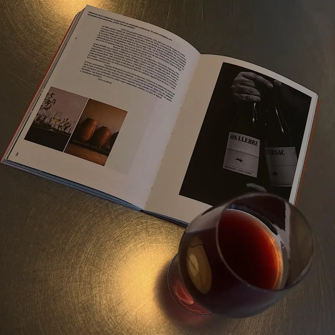 Inspirándonos para la nueva carta de vinos que presentaremos un poquito más entrado el otoño...
@calicata_mag 📚🍷
--
📷@ag