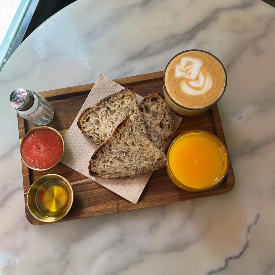 Vuelta a la rutina, a los básicos y a cuidarse tomándote tu tiempo y desayunando rico y sano 🥰
--
#travamadrid #specialt