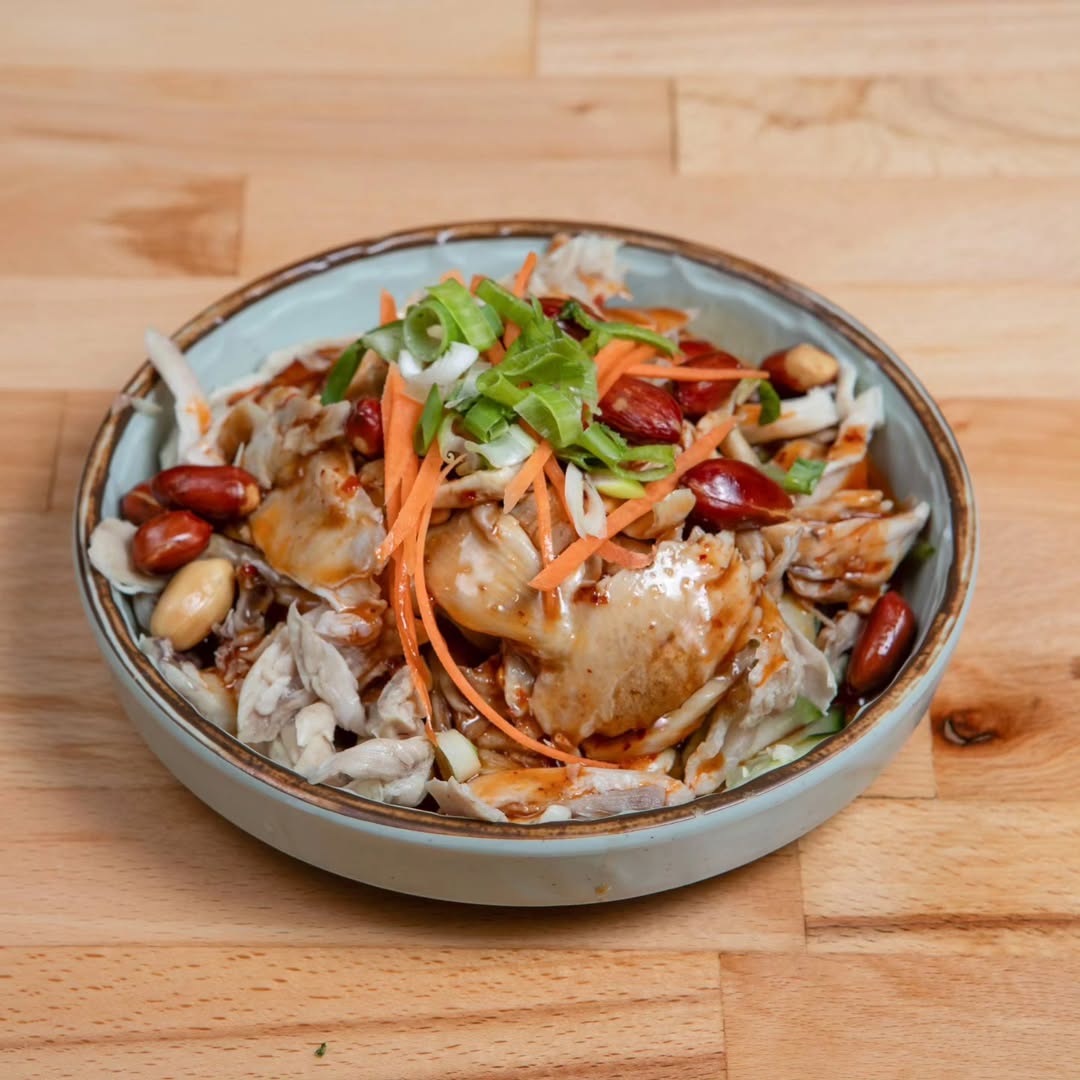 Uno de los platos que preparamos en "Tres Cerditos" es el #99 Pollo con salsa Sichuan. La cocina de Sichuan es conocida 