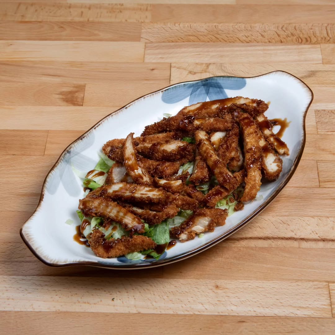 Un hecho interesante del tonkatsu, un popular plato japonés, es que no es originario de Japón, sino que fue influenciado