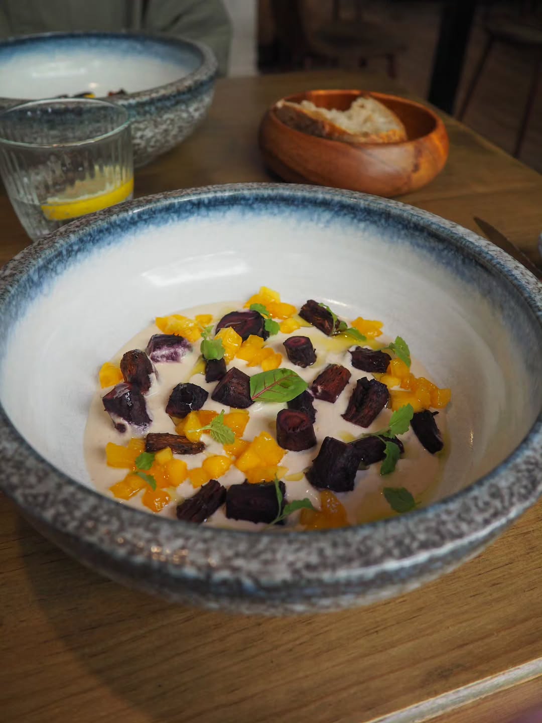 Si hay un plato que tienes que probar este verano es este... Z A N A H O R I A S a la brasa con ajoblanco, nectarina y a