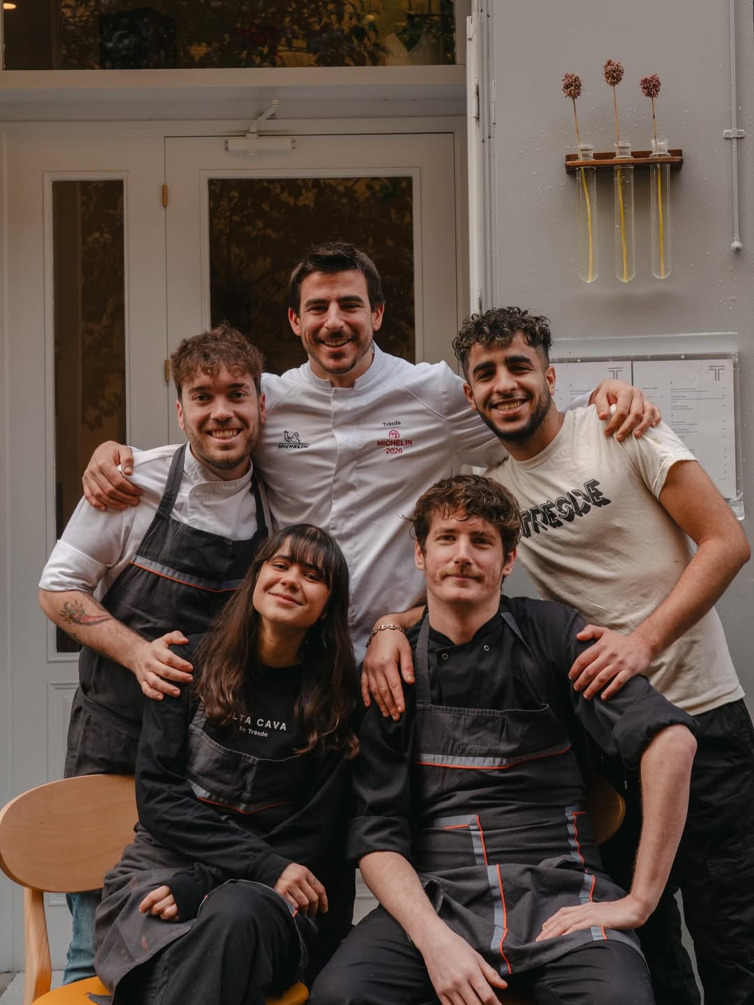 Equipo Cocina en Trèsde.

Detrás de cada plato que llega a la mesa en Trèsde, hay un equipo que es el alma de esta casa.