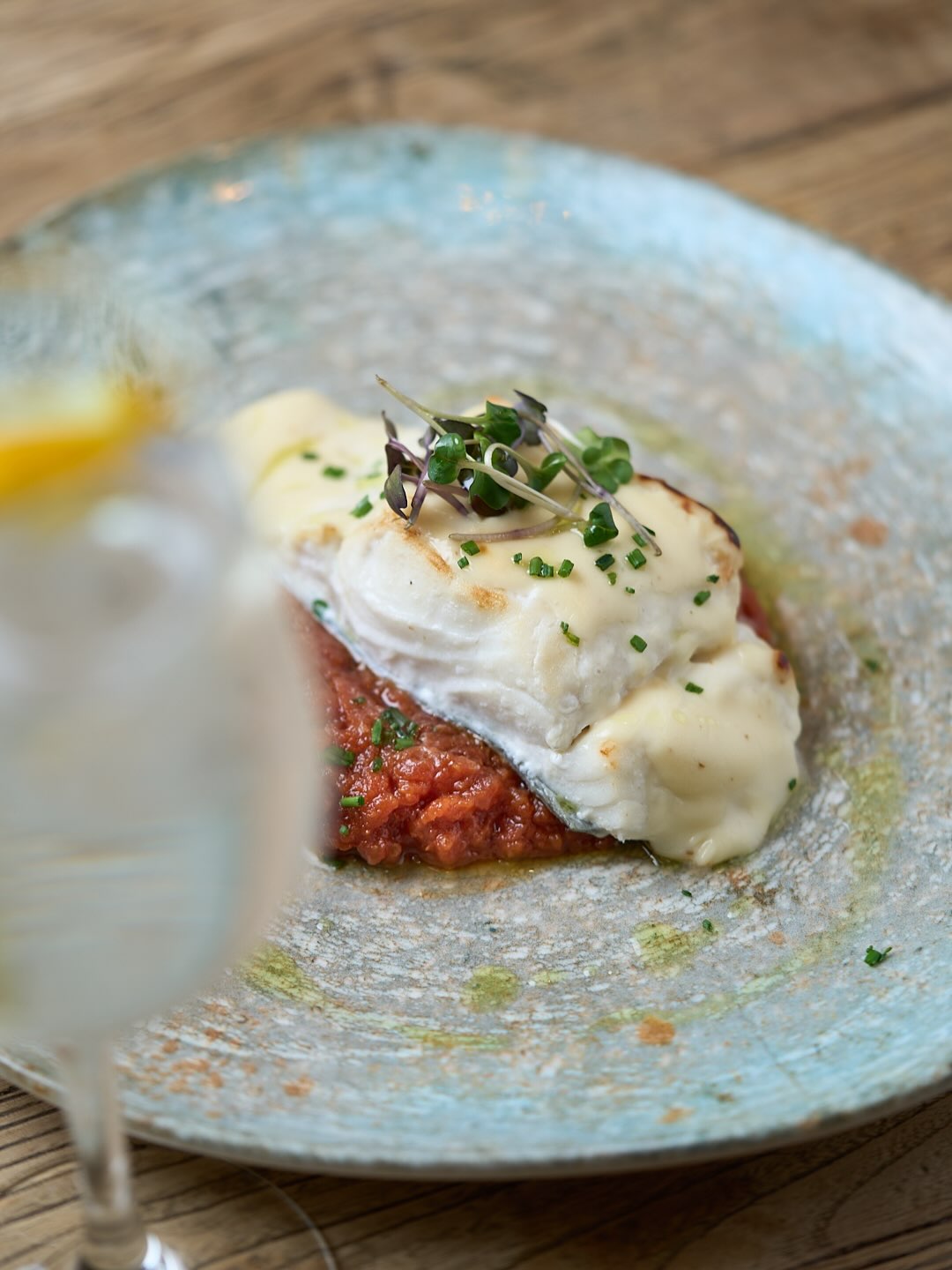 Tradición en cada bocado 🇪🇸✨
Bacalao confitado, gratén de ajo blanco y fritada de verduras de temporada. Sabor de casa,