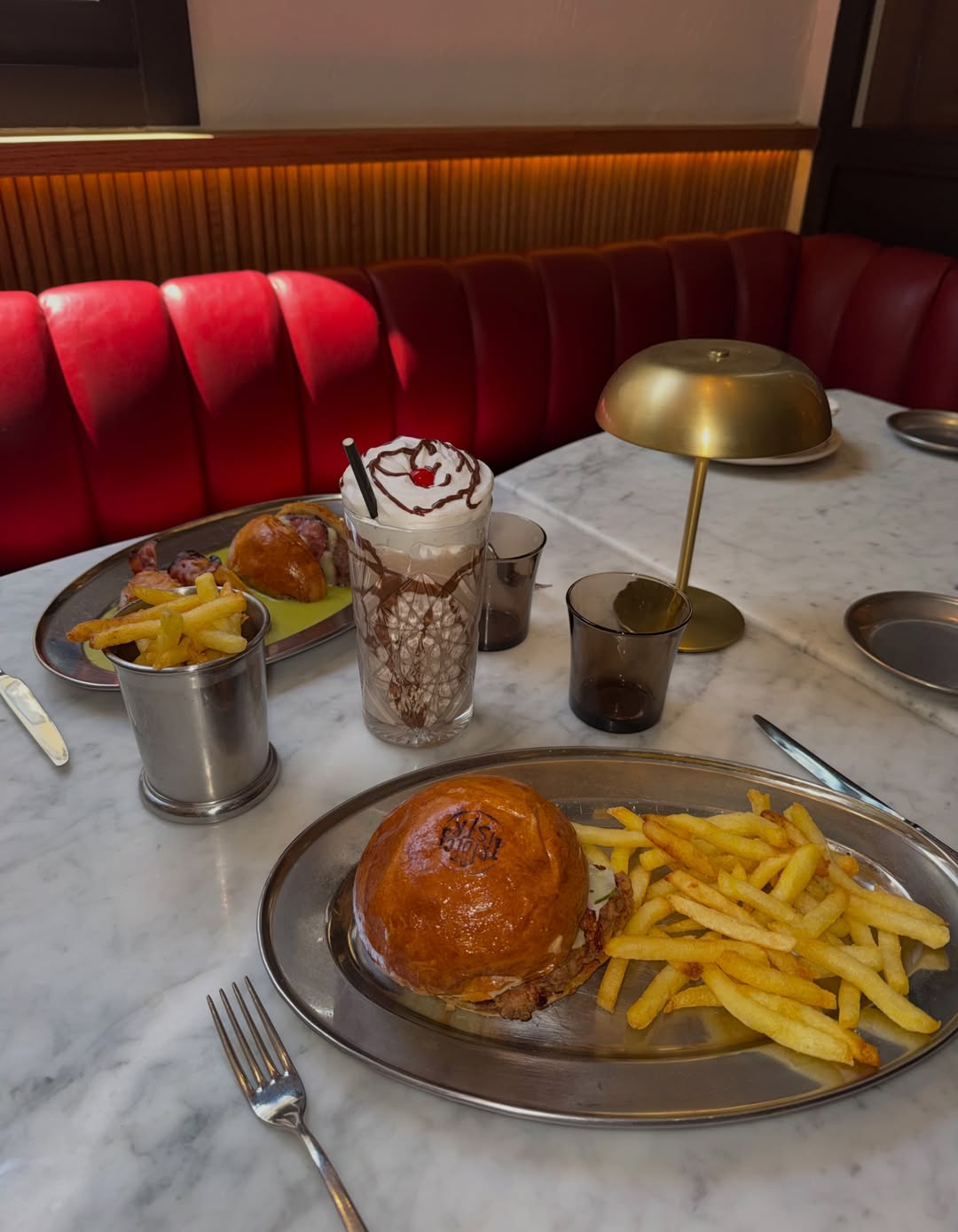 ¡Es hoy, es hoy! 📣
Un miércoles más llega la esperada Burger Night de Tribeca.
Si todavía no has venido a disfrutar