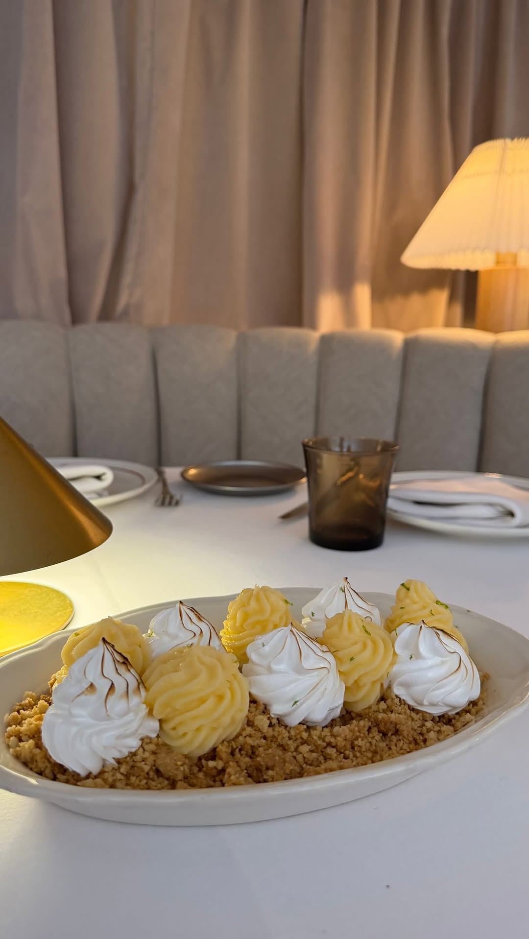 Os enseñamos el paso a paso de nuestro lemon pie🍋
Un opción fresquita para estos días de calor!
#tribecabistro #barri