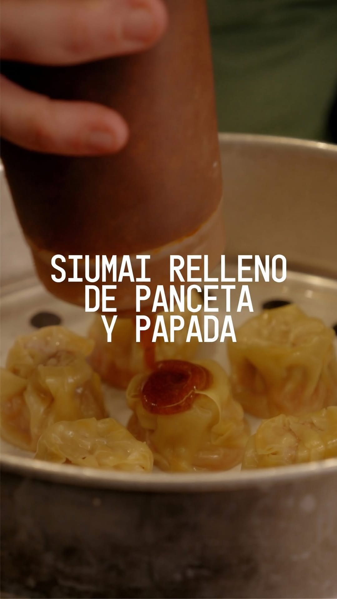 Siumai relleno de panceta y papada, salsa kam lu de maracuyá, hierbabuena, chalota frita.
Una de las formas en que inte