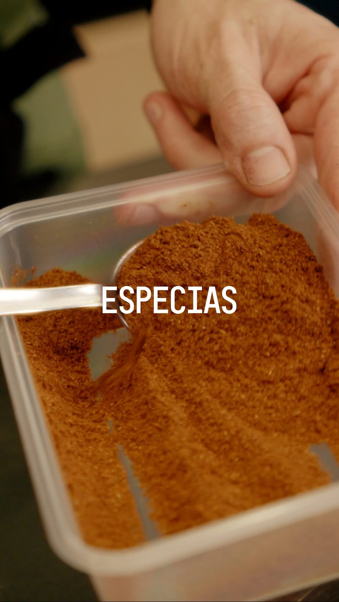 Chile chipotle molido, ceniza de cebolla negra y Lapsang Souchong.
Tres especias que no pueden faltar en la cocina de T