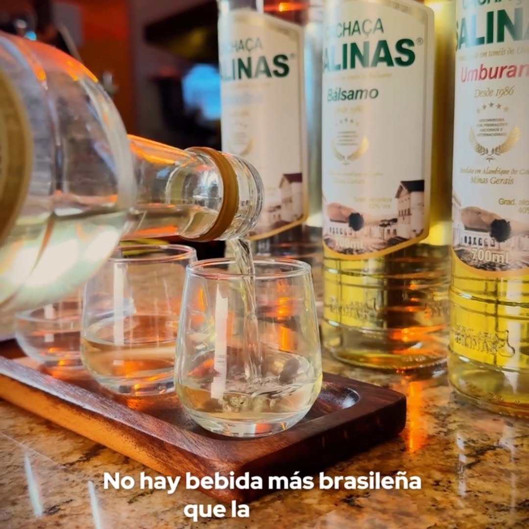 No hay bebida más brasileña que la cachaça. Destilada de caña de azúcar, con siglos de historia y con una variedad que m