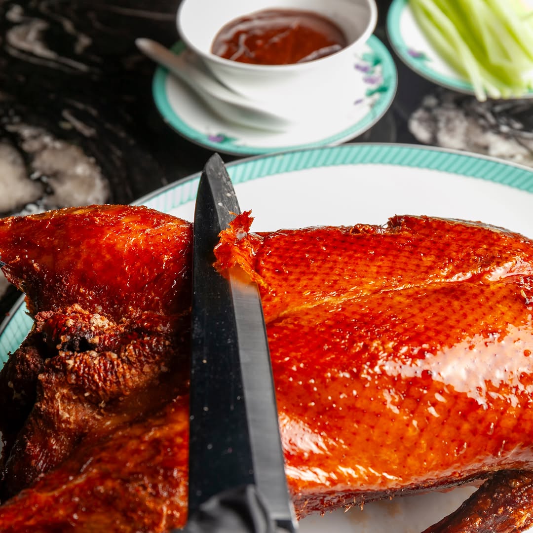 Hay platos que se disfrutan incluso antes del primer bocado. El pato laqueado de #TseYang es uno de ellos: llega a la me