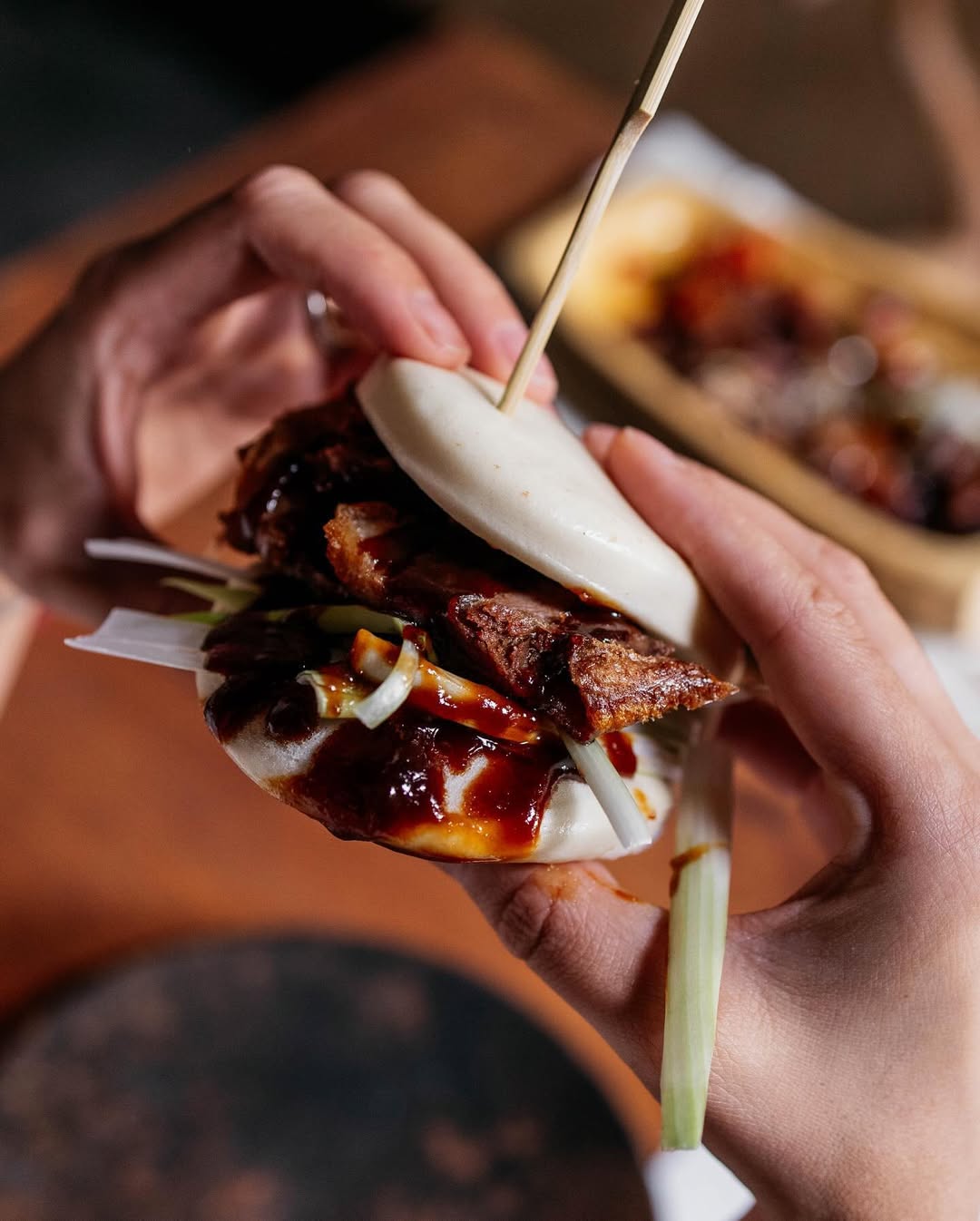 Con palillos o con las manos 🥢 
 
Pero siempre se devora hasta el último bocado 🤤 
 
Te esperamos en Andres Mellado, 5📍 