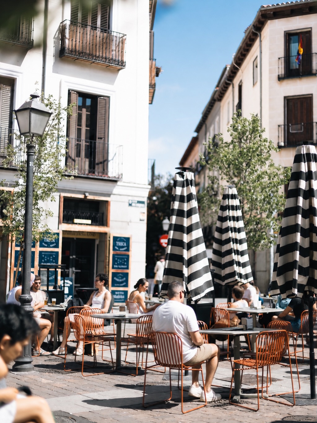 Summer doesn’t choose between north and south. It sits them at the same table.
A cantabrian anchovy and an olive with v