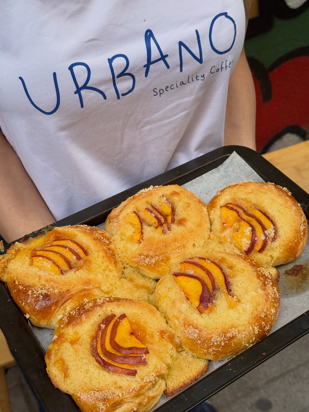 Van saliendo del horno los bollitos de crema de almendras y melocotón 🍑
Te esperamos, no tardes que acaban pronto 😄☕️