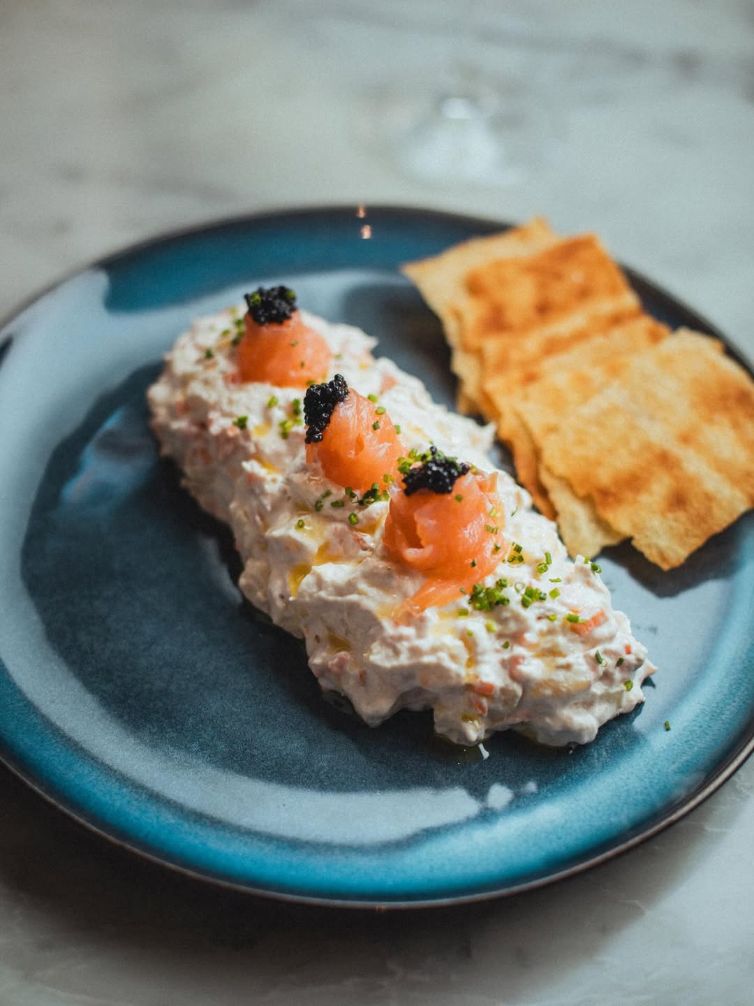 Ensaldilla Rusa Ahumada ✨✨✨
Con salmón, piparras y huevas de lumpo🤤
El ahumado es el secreto 🤫