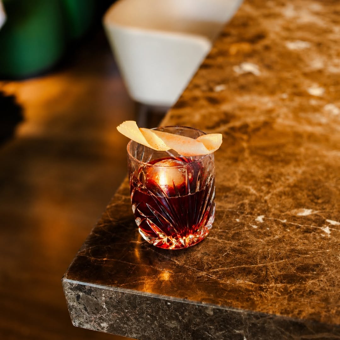 La coctelería también forma parte de la experiencia Urrechu Velázquez.⁣
Entre nuestros grandes clásicos, el Negroni dest