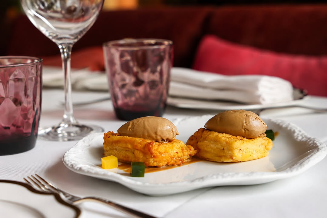Nuestro postre más emblemático, reinterpretado con la elegancia que merece un gran clásico.⁣
Dados de torrija artesana c