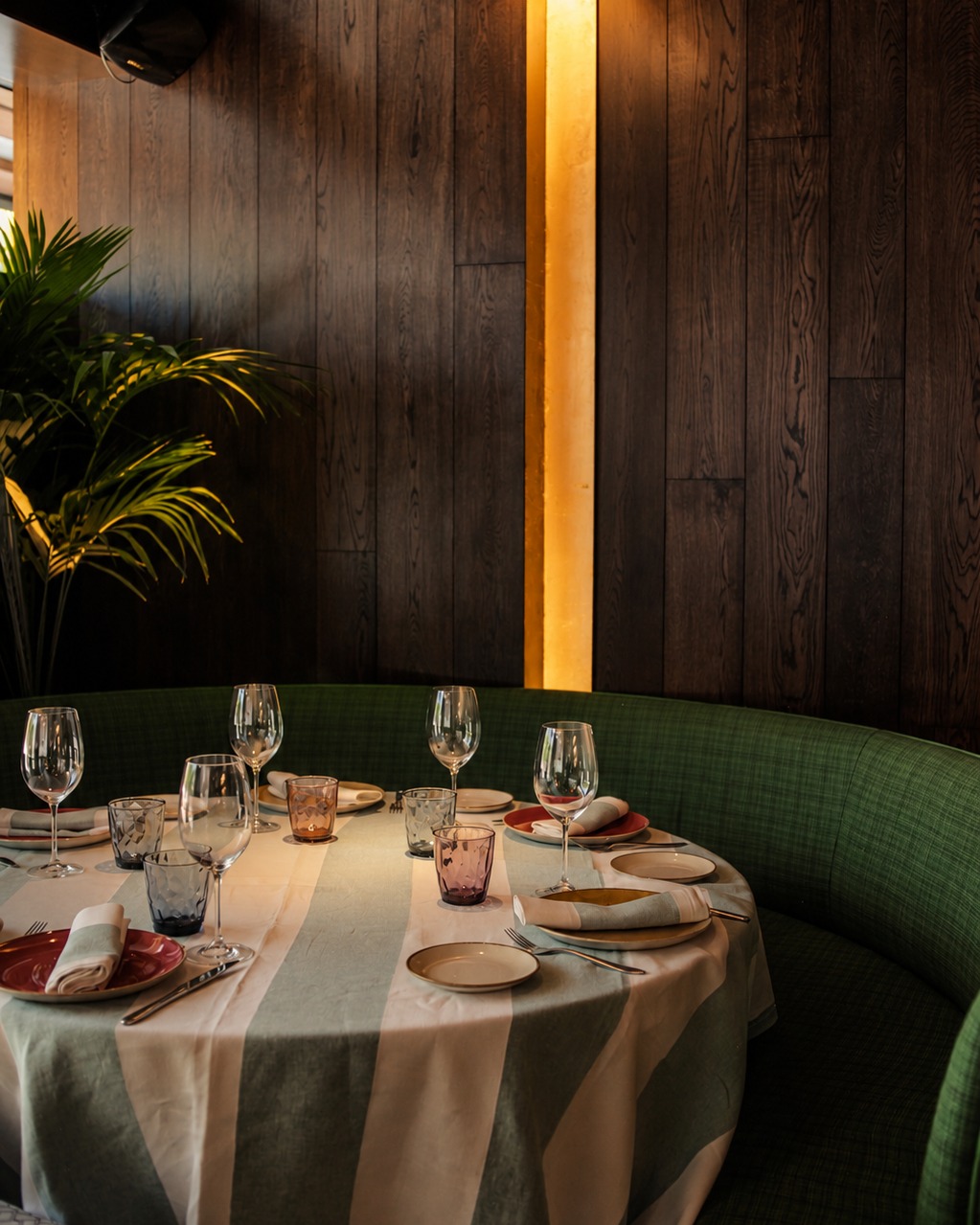 Hay experiencias que merecen disfrutarse alrededor de una gran mesa.⁣
Reserve la suya y déjese sorprender por una cocina