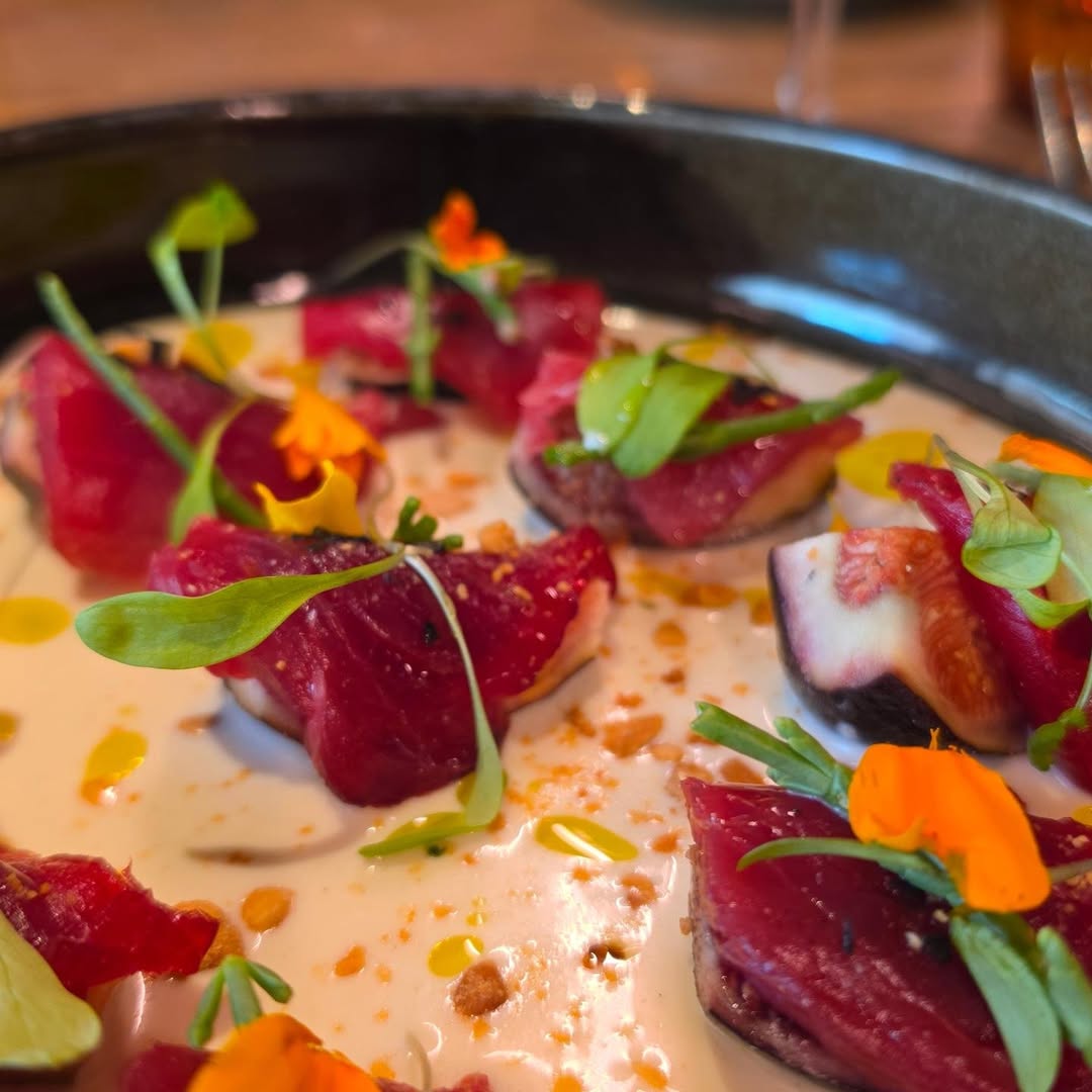 Ajo blanco, brevas y Atún Rojo en semi salazón. 

#uskar #arganzuela #restaurantesdemadrid #brevas #atúnrojo