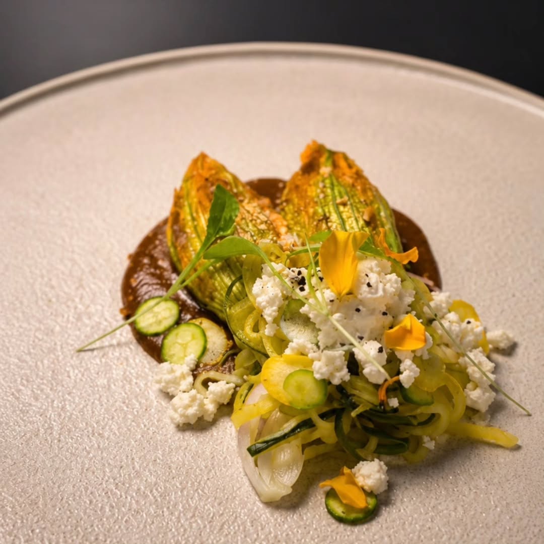 Vais a flipar con el nuevo plato de temporada. 

Flores de calabaza rellena de cordero con mole poblano. 

Ahí es ná

#f