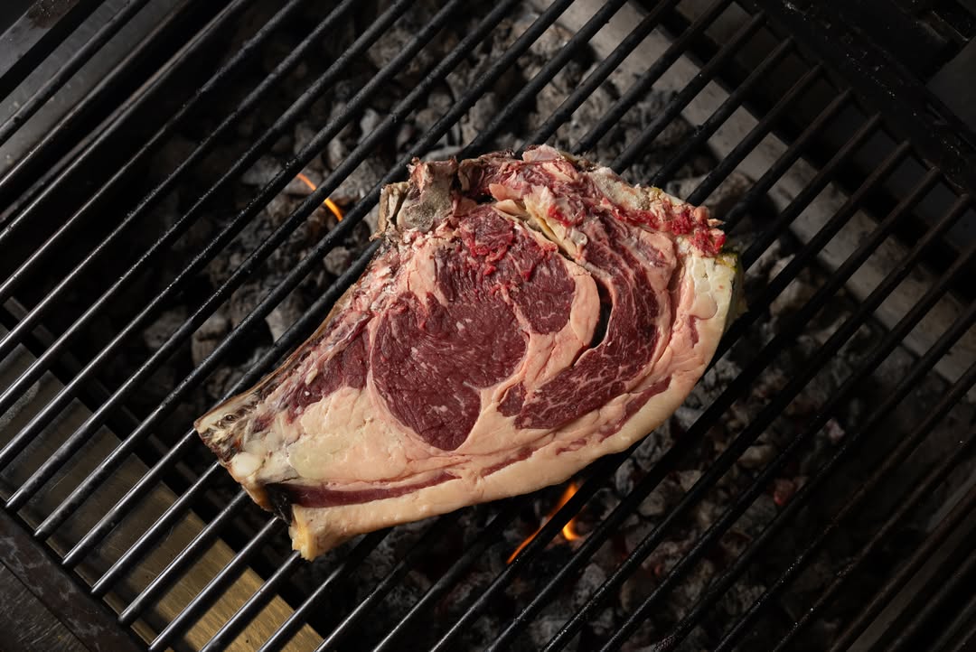 Hay momentos en los que el producto habla por sí solo 🔥
Una buena carne, el calor de la parrilla y el tiempo justo para