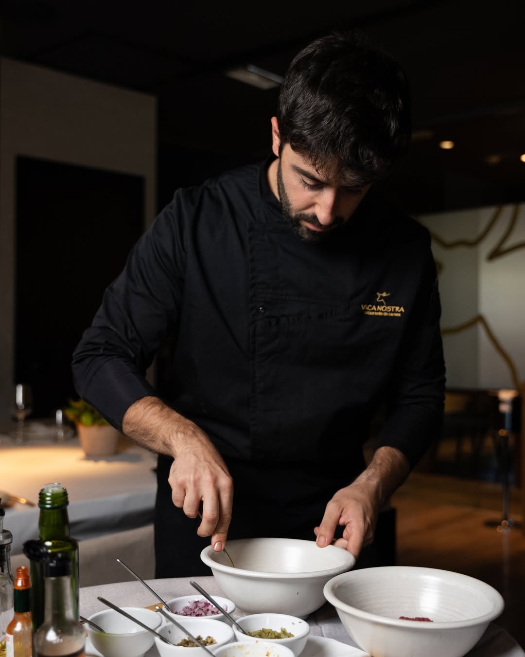 El steak tartar en Vaca Nostra tiene algo especial: empieza delante de ti.
Lo preparamos en mesa, ajustando cada ingred
