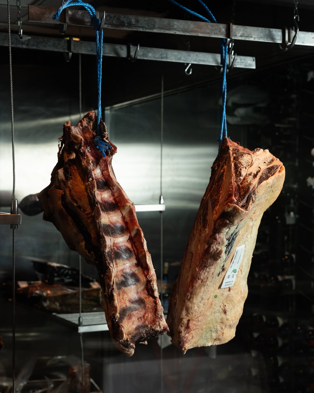El sabor empieza mucho antes del plato.
Empieza en la selección, en el origen y en el tiempo que dejamos que cada pieza