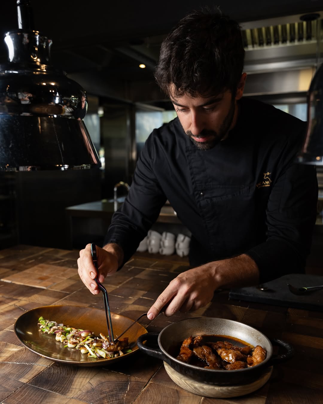 Cocinar bien es saber cuándo parar.
En Vaca Nostra trabajamos cada plato buscando ese punto exacto donde todo encaja.
E