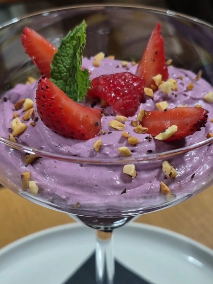 No sabemos si llamarlo postre… o pequeña locura. 🎶🫐
Arándanos, queso azul y almendra:
Tres ingredientes, tres notas y u
