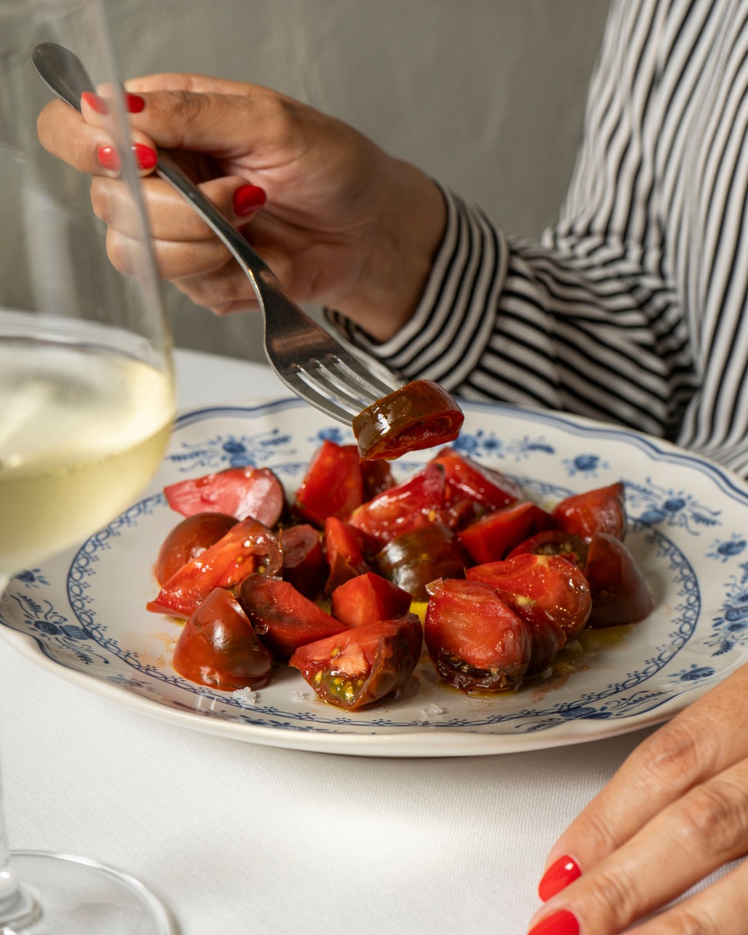 Tomate de temporada.

Fresco, jugoso y lleno de sabor, acompañado con sal y aceite de amontillado para realzar su sabor.