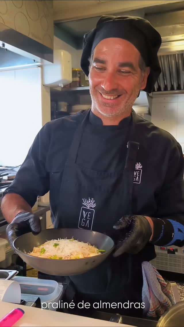 🌞 El verano se va despidiendo, pero todavía quedan platos que merece la pena disfrutar sin prisas 

🔥Puerros a la brasa,