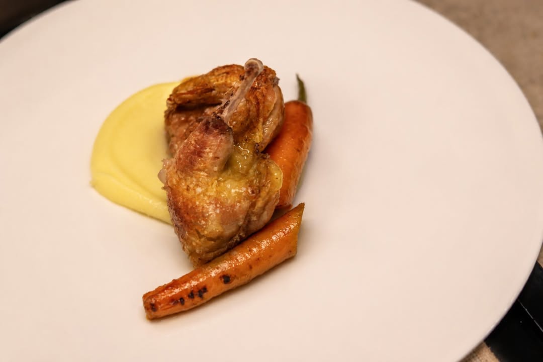 Codorniz deshuesada con zanahoria en escabeche y puré de patata.

#restaurantemadrid #Velascoabellà