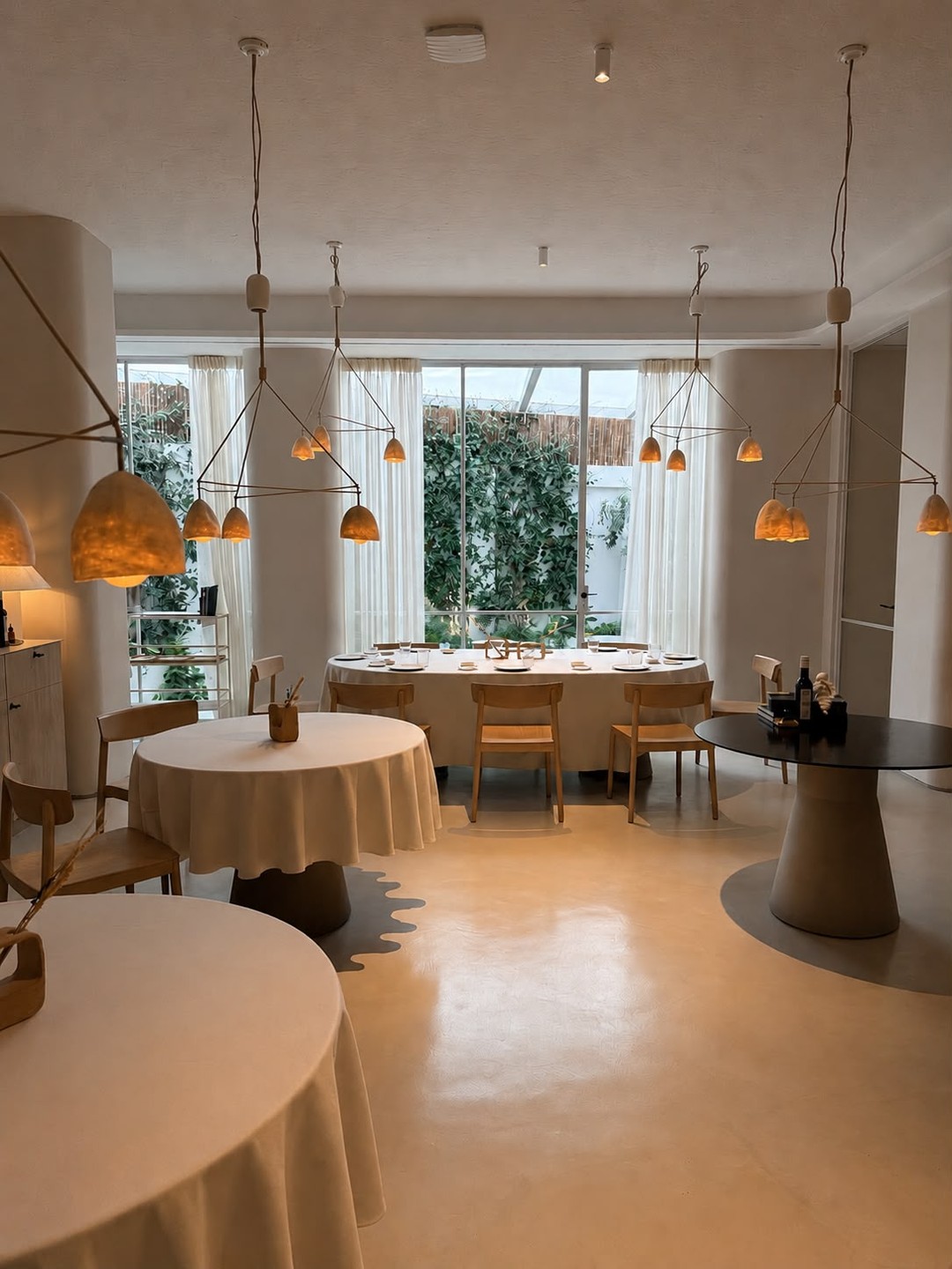 Mesa en sala dispuesta para 10 personas. Perfecta para tus celebraciones en familia o amigos. 
Si sois más no hay proble