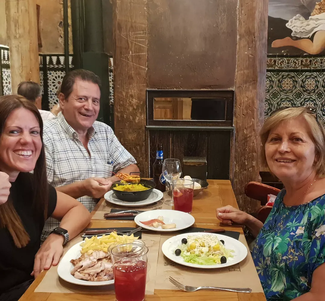 Nuestros clientes probando una,riquísima causa limeña