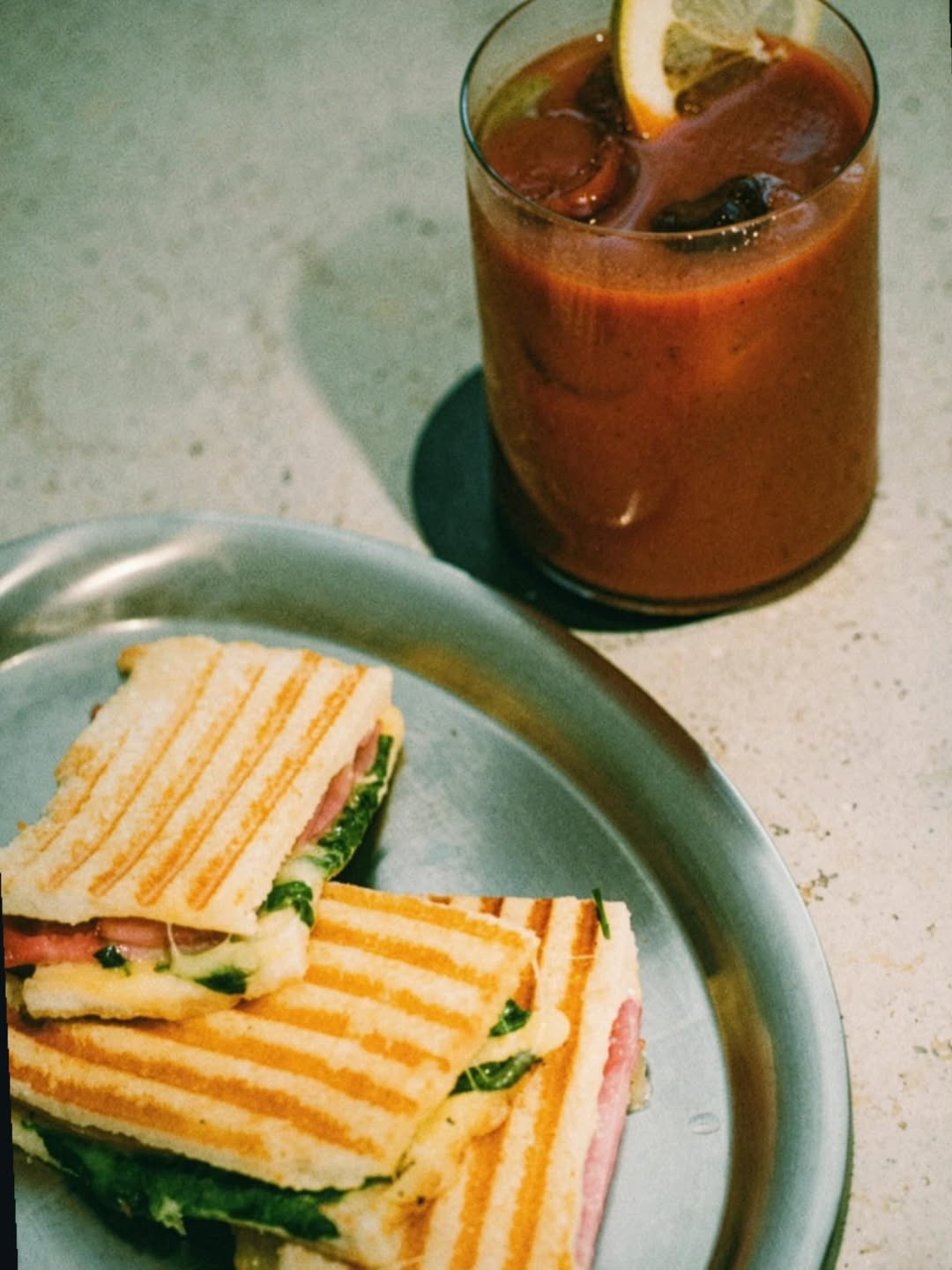 No sabemos a quién beatificar. Al que inventó el sándwich o al del bloody mary. 

Les esperamos en los bares.