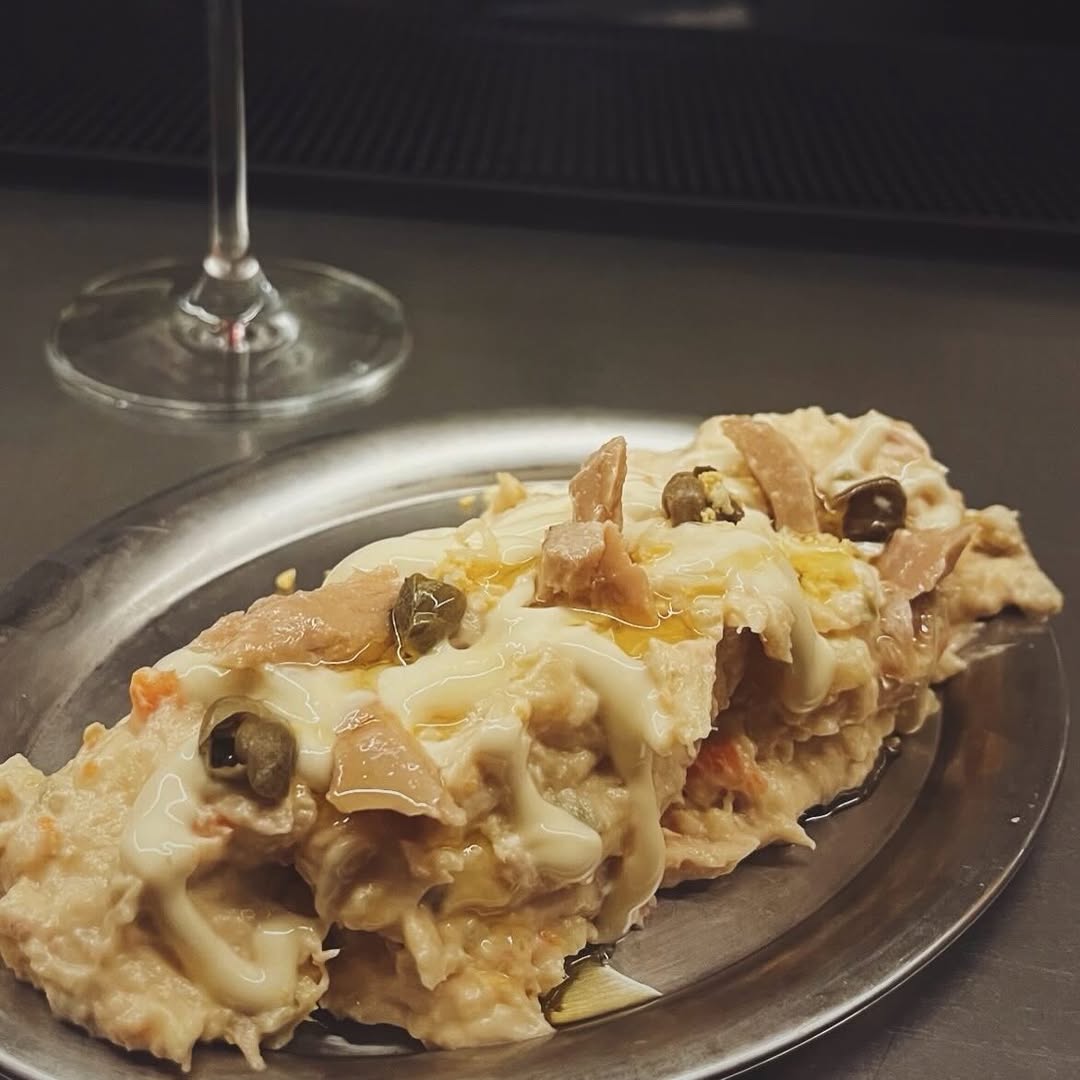 La ensaladilla de Rusia y la chistorra de Navarra y los bikinis apretados. Como debe ser. 

Les esperamos las noches de 