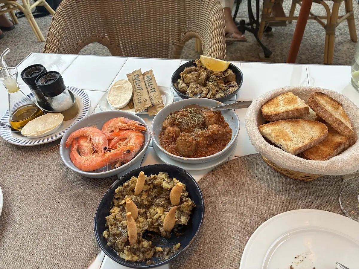 A tapas spread at Vermutería by Baudot 1926