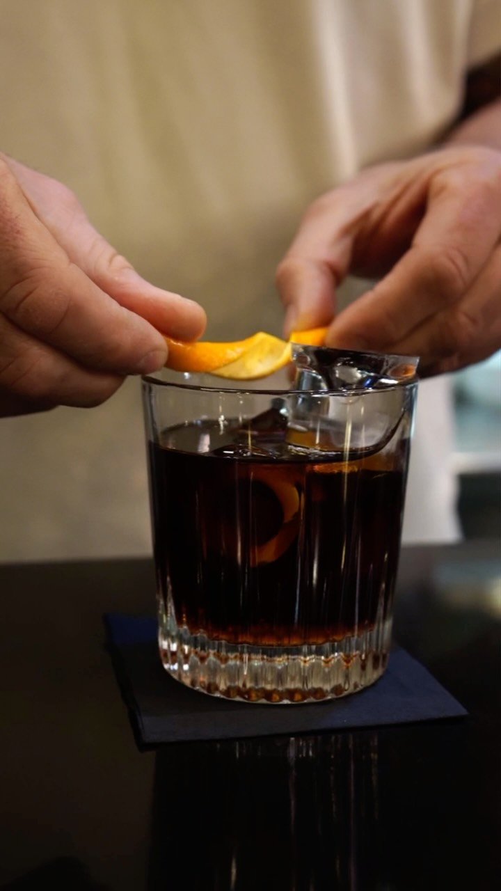 Un vermouth, algo de picar y que el fresquito espere. 🌤️
Carpano clásico, punt e mes, carpano dry blanco y carpano bian