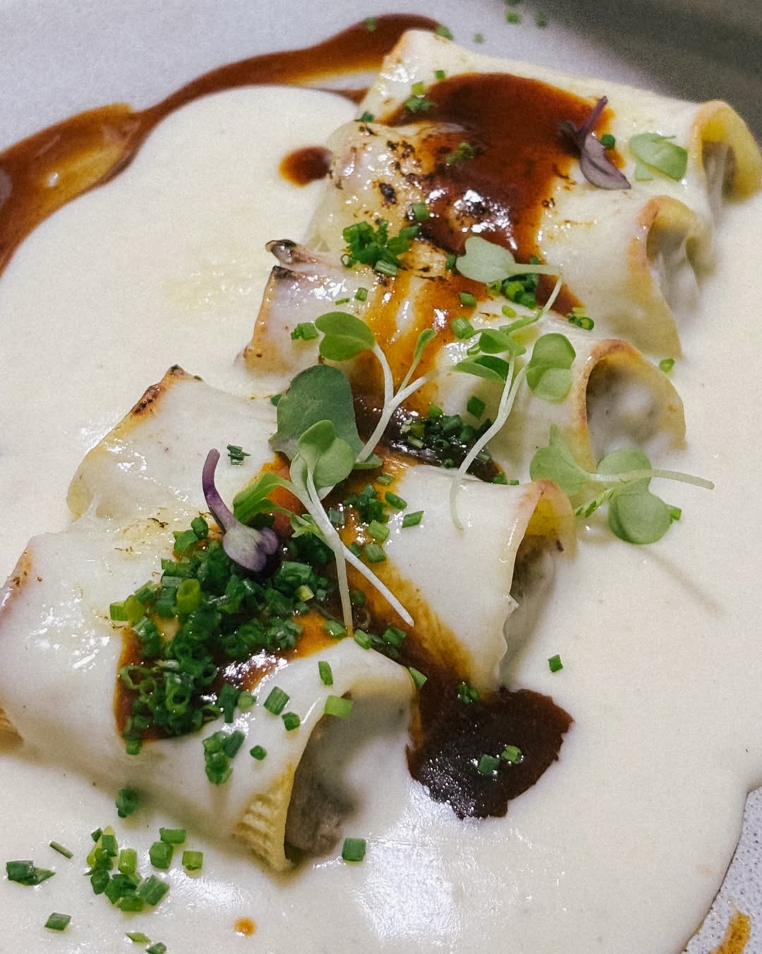 Descubre todo lo que ocurre antes de llegar a la mesa. 🌟🍽️
Nuestros canelones de carne asada se terminan con una becham