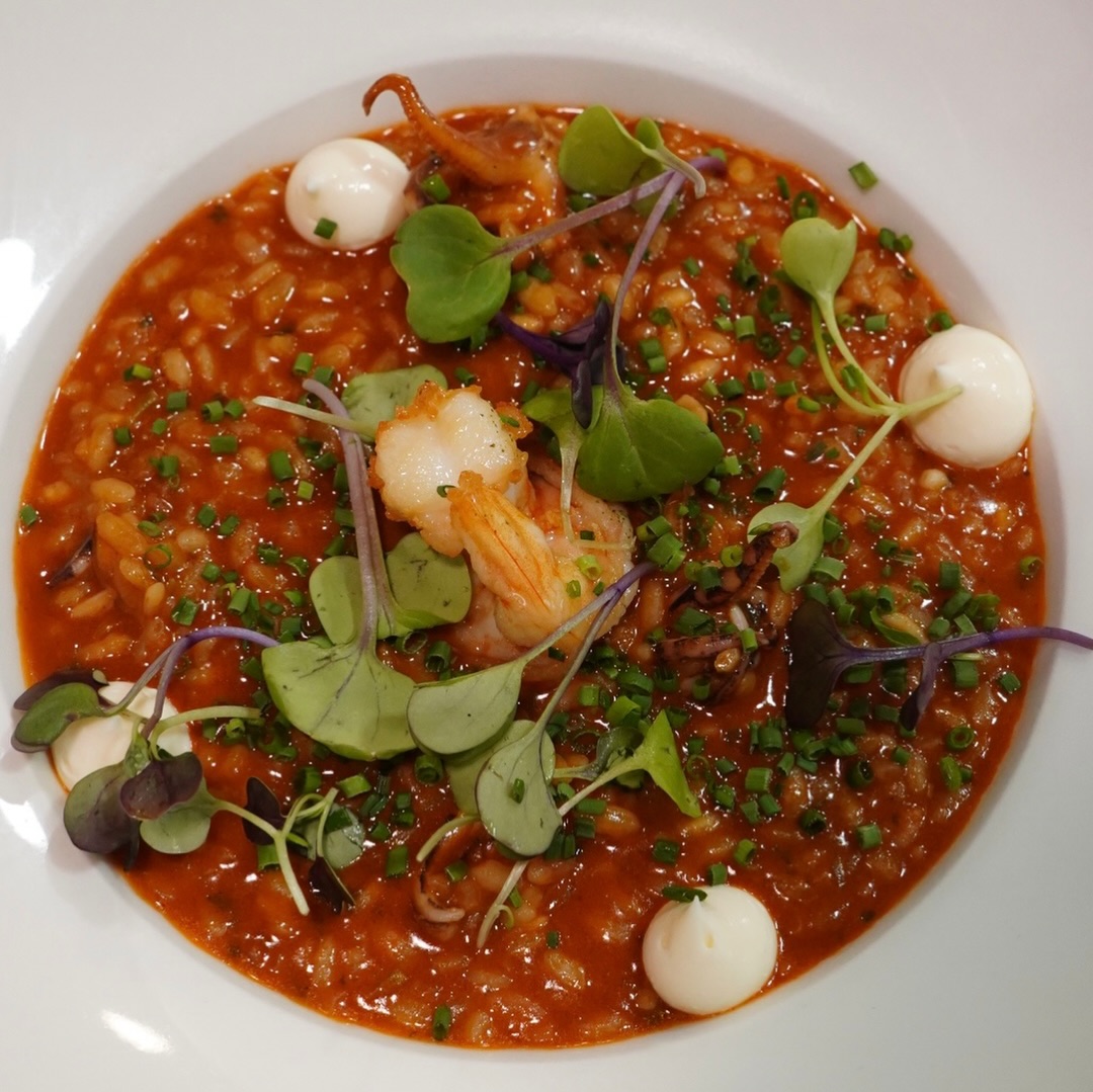 Hay platos que no solo se comen… se disfrutan desde el primer vistazo. 🦐
Nuestro arroz meloso, terminado con el último