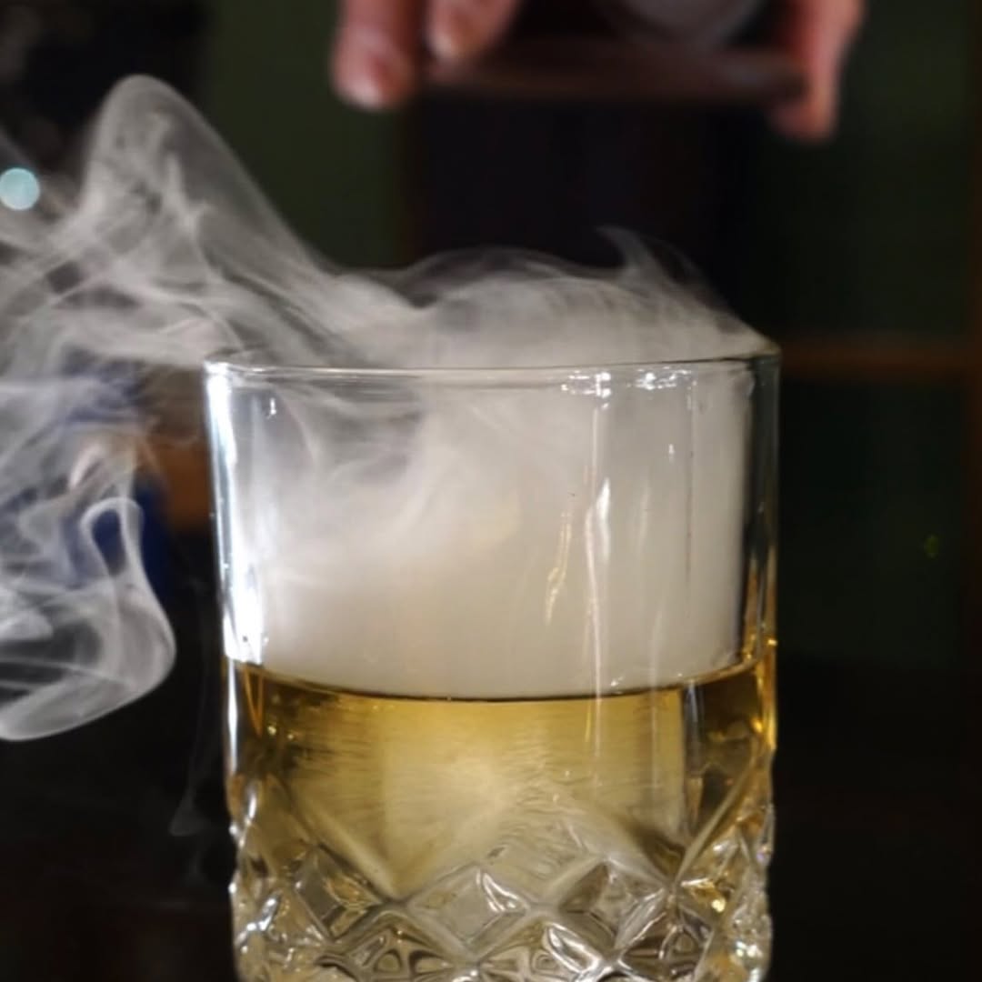 El humo no solo se ve, también transforma el sabor.
Un ritual, un aroma y una experiencia. Así se ahúma un buen whisky
