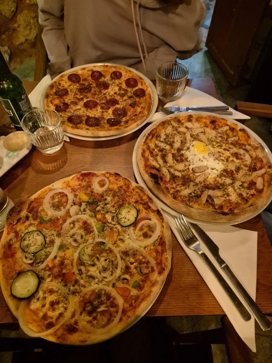 Pizzas at Vila Cinc