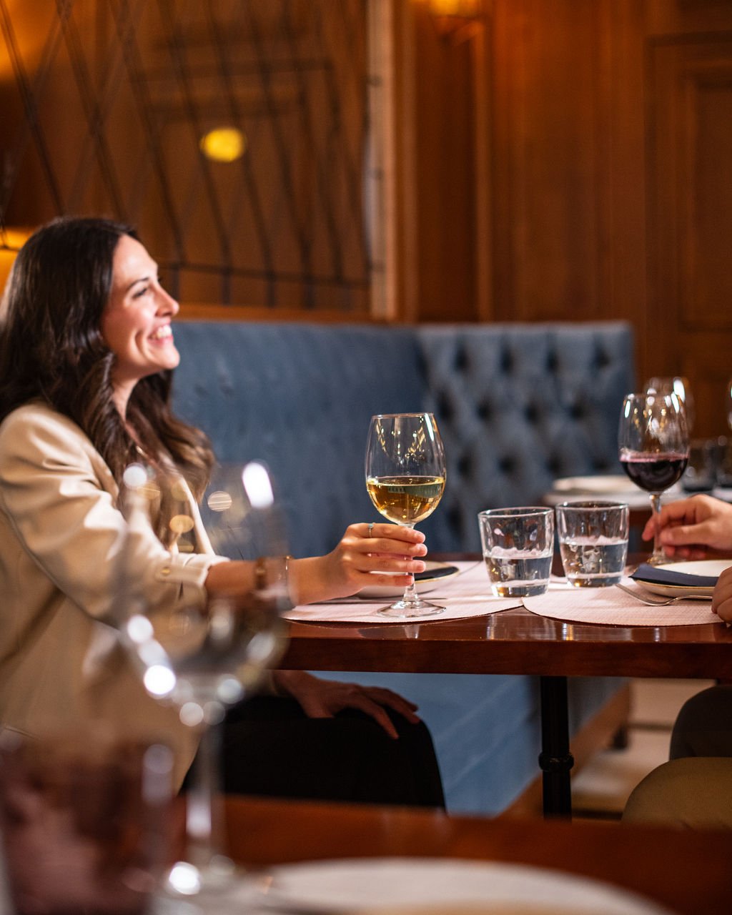 La combinación perfecta: excelente compañía, luz cálida y una cena para disfrutar con los cinco sentidos🥂

Tu refugio id