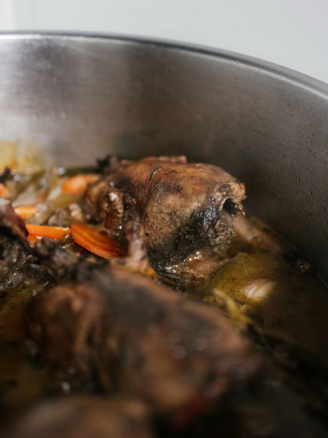 En esta casa de comidas trabajamos la perdiz como se debe: con tiempo, fondo y respeto por el producto✨
Cocinada lentam