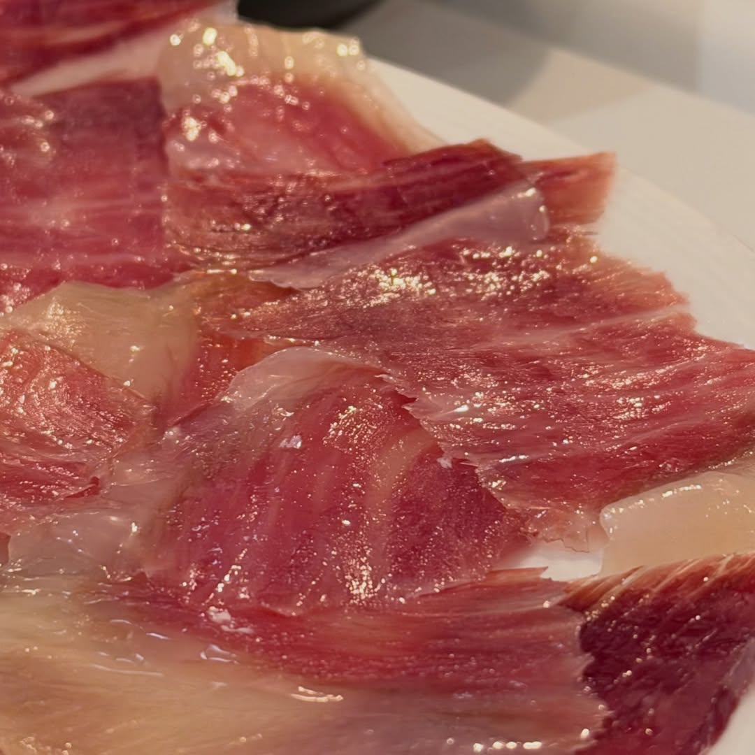 Elegimos uno a uno nuestros jamones. Así nos aseguramos que todos sean espectaculares. 

#jamon #madrid #restaurantes #c
