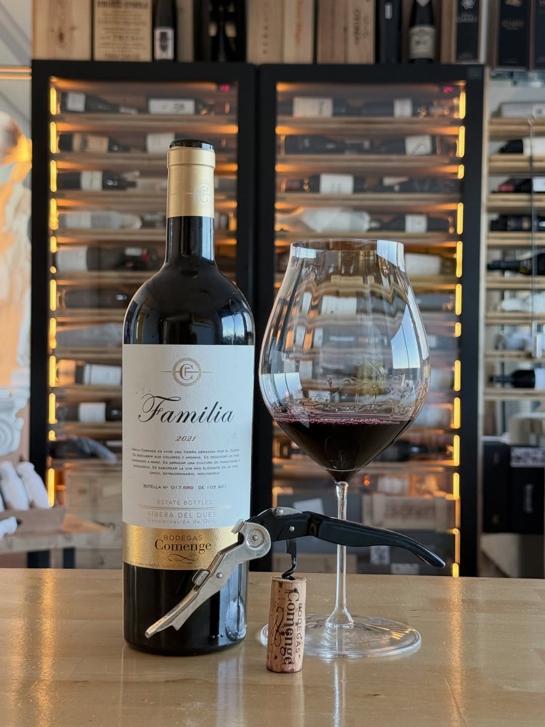 Familia a solas. Curioso. El vino también.