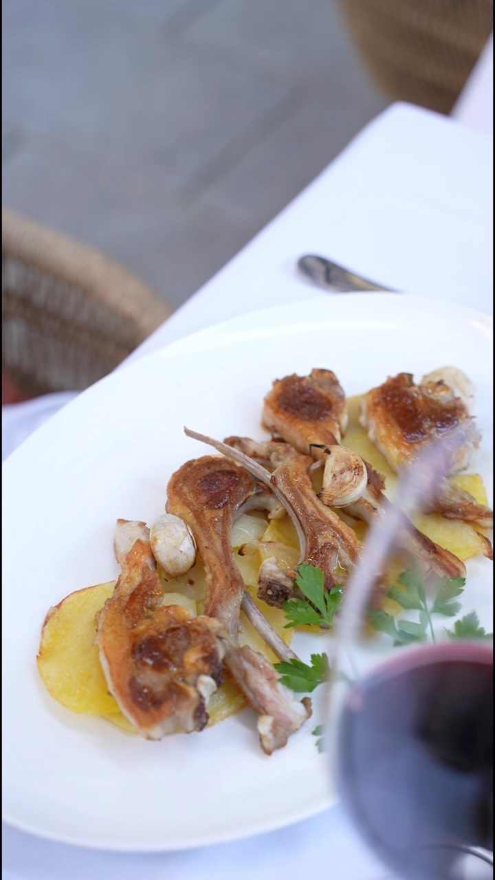 Está semana te recomendamos probar nuestras Chuletitas de lechal al ajillo con panaderas 😉
#restaurantesmadrid #planesm