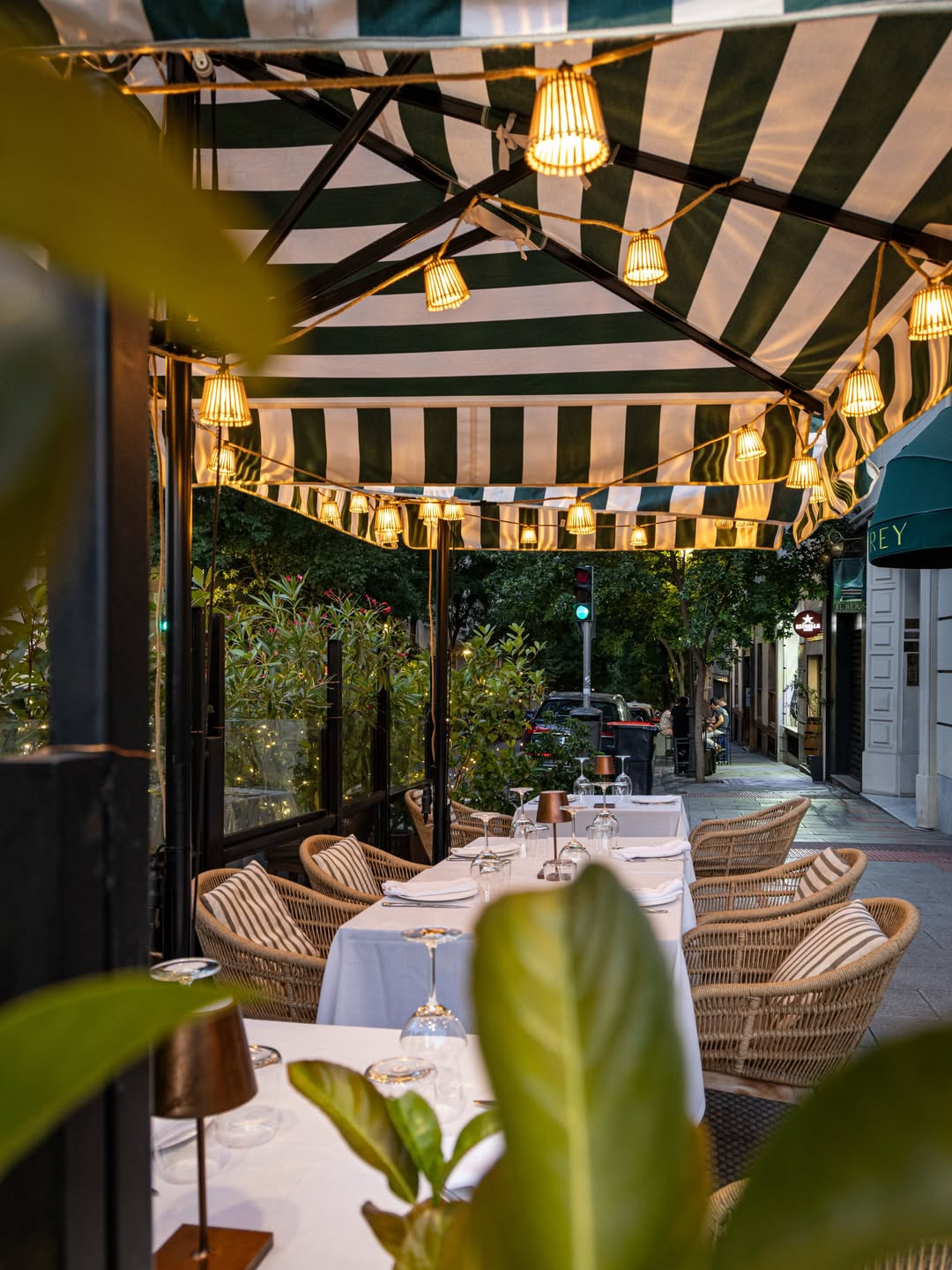 El clima cada vez es más ideal para sentarte en tu terraza favorita ☀️🍷
#terrazasmadrid #planesmadrid