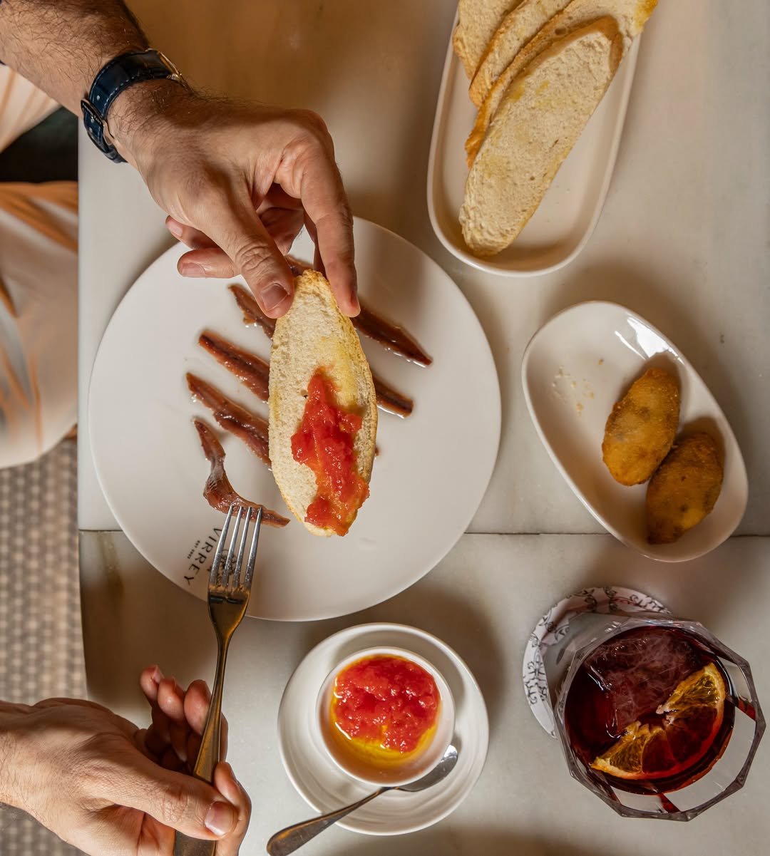 Llega el fin de verano y empezamos a pensar en donde comer tus tapas favoritas 🍻 La barra de Virrey nunca decepciona 🐟